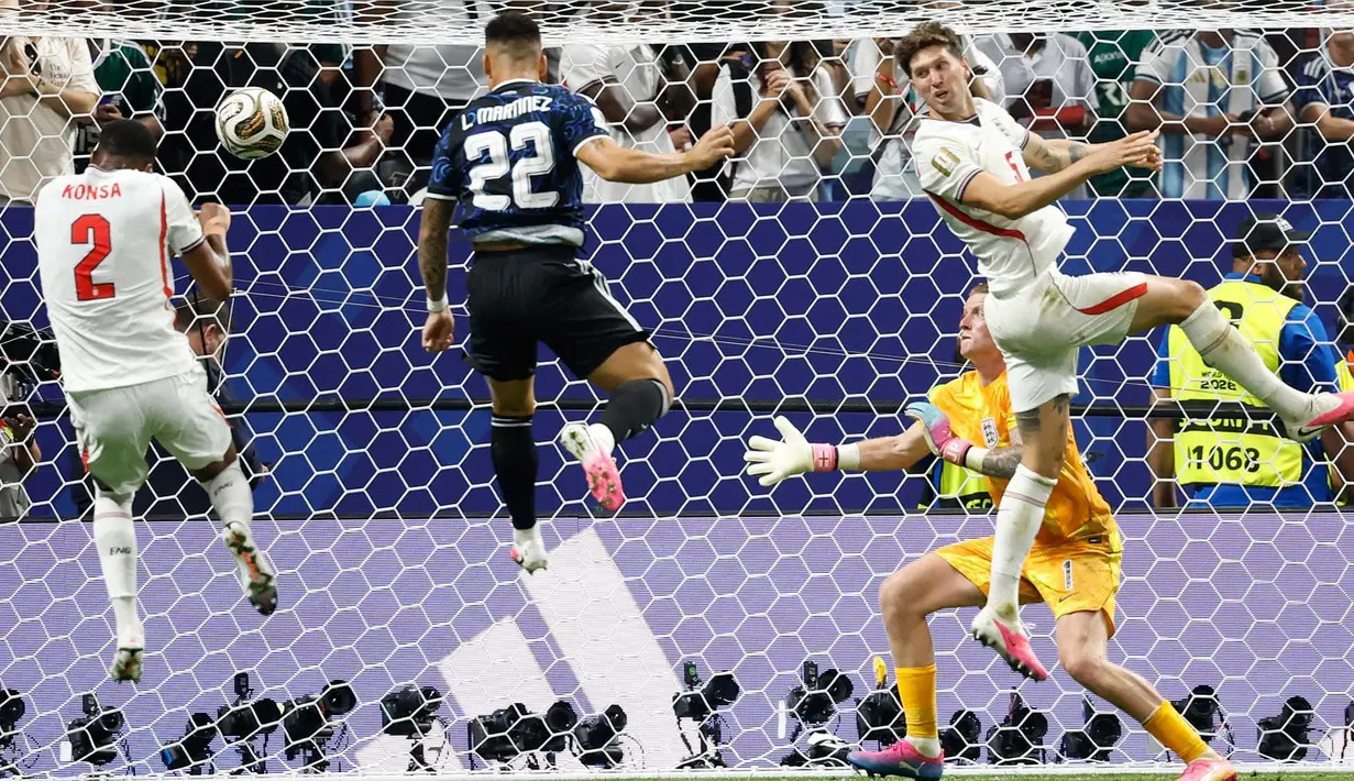 Pemain Argentina Lautaro Martinez mencetak gol kedua melewati kiper Inggris Jordan Pickford selama pertandingan semifinal Piala Dunia sepak bola antara Inggris dan Argentina di Atlanta, Rabu, 15 Juli 2026. (AP Photo/Erik S. Lesser)