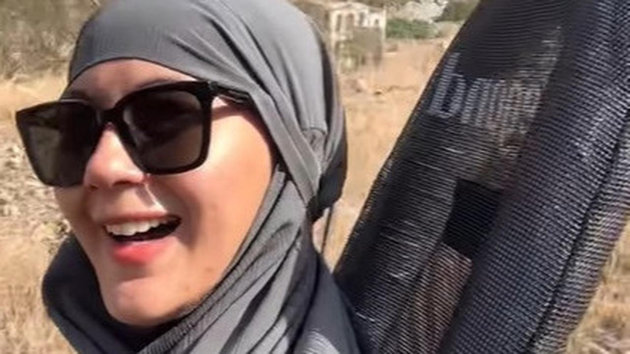 Potret Paula Verhoeven Umrah Tanpa Ditemani Baim Wong, Tetap Tenang Meski Diterpa Kabar Miring Soal Rumah Tangga