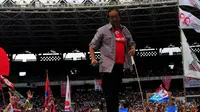 Guyonan Butet Kertaradjasa ikut menyegarkan suasana para pendukung Jokowi-JK yang berpanas-panasan di Gelora Bung Karno, Jakarta (Liputan6.com/Johan Tallo)