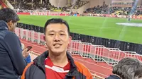 Dokter tim Persita Tangerang, Pratama Wicaksana Wijaya saat menyaksikan pertandingan Liga Prancis 2023/2024 antara AS Monaco versus PSG. (Bola.com/Aditya Wany)