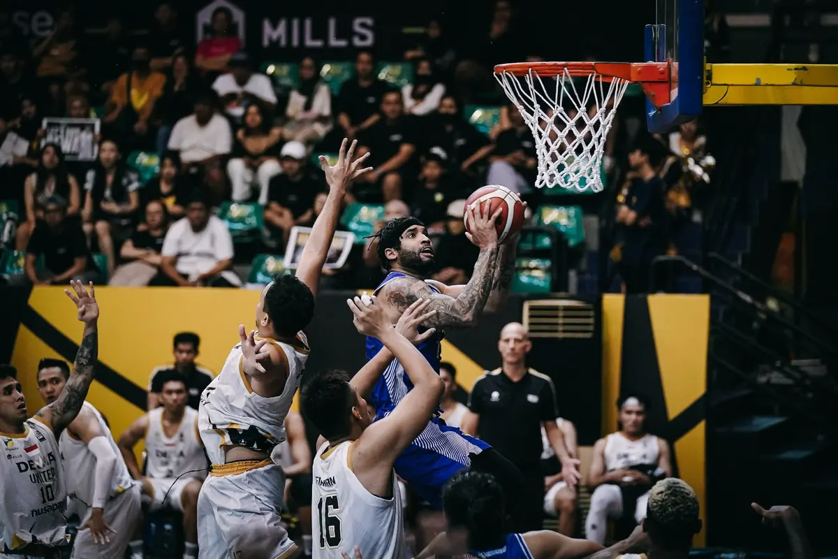 Brandone Francis menerobos pertahanan Dewa United di game pertama semifinal IBL 2023