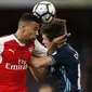 Gelandang Arsenal, Francis Coquelin, duel udara dengan gelandang Middlesbrough, Marten de Roon, pada laga Premier League di Stadion Emirates, London, Sabtu (22/10/2016). (Reuters/John Sibley)