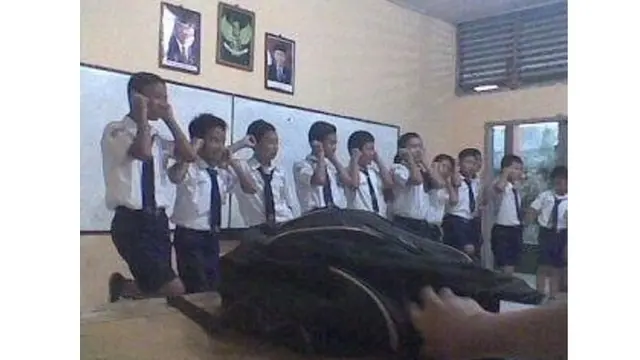 6 Momen Dihukum Guru saat di Sekolah Ini Bikin Nostalgia