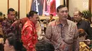 Menteri Koordinator Bidang Kemaritiman Indonesia, Luhut Binsar Panjaitan seusai menghadiri perayaan  ulang tahun pendiri PT Mustika Ratu Tbk, Mooryati Soedibyo yang ke 90 di kawasan Gatot Subroto, Jakarta, Jumat (5/1). (Liputan6.com/Herman Zakharia)