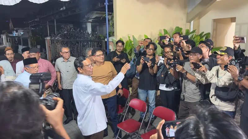 Cawapres Mahfud Md di kediamannya, Jalan Jati/Waru Sambilegi, Maguwoharjo, Depok, Sleman, DIY, Selasa (13/2/2024). (Liputan6.com/Nanda Perdana Putra)