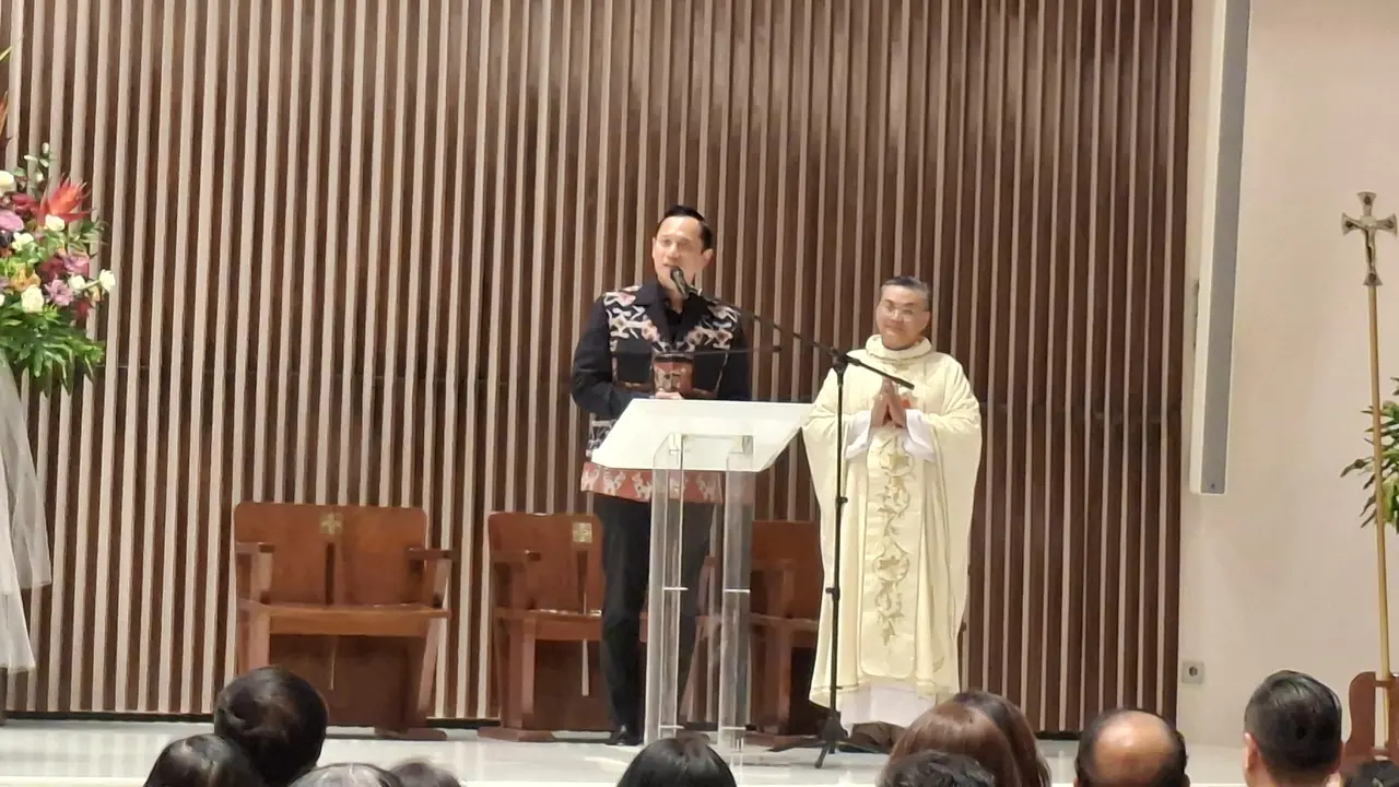 hadiri Misa Perayaan Malam Paskah di Gereja Kalvari Paroki Lubang Buaya
