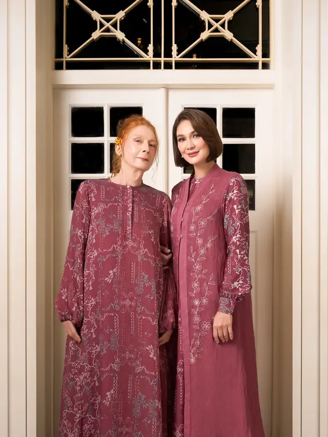 6 Potret Model Gamis Rompi Lepas Luna Maya, Inspirasi Lebaran Sarimbit Keluarga