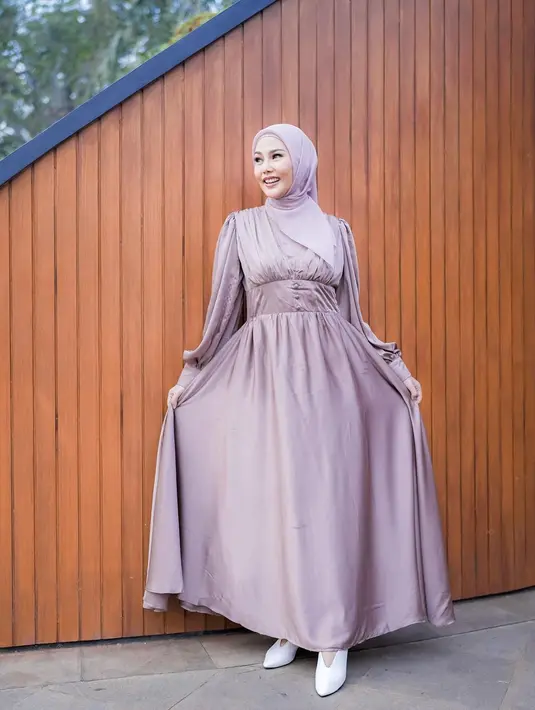 Untuk kategori dress, gaya Dara Arafah dengan dress satin bikin tampilan terlihat elegan. @daraarafah.