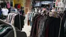 Pengunjung melihat-lihat saat gelaran Jakcloth Year End Sale di Plaza Tenggara GBK Senayan, Jakarta, Kamis (26/12/2019).  Di gelar pada 25-29 Desember 2019, Jakcloth tahun ini menghadirkan 400 clothing line lokal. (Liputan6.com/Angga Yuniar)