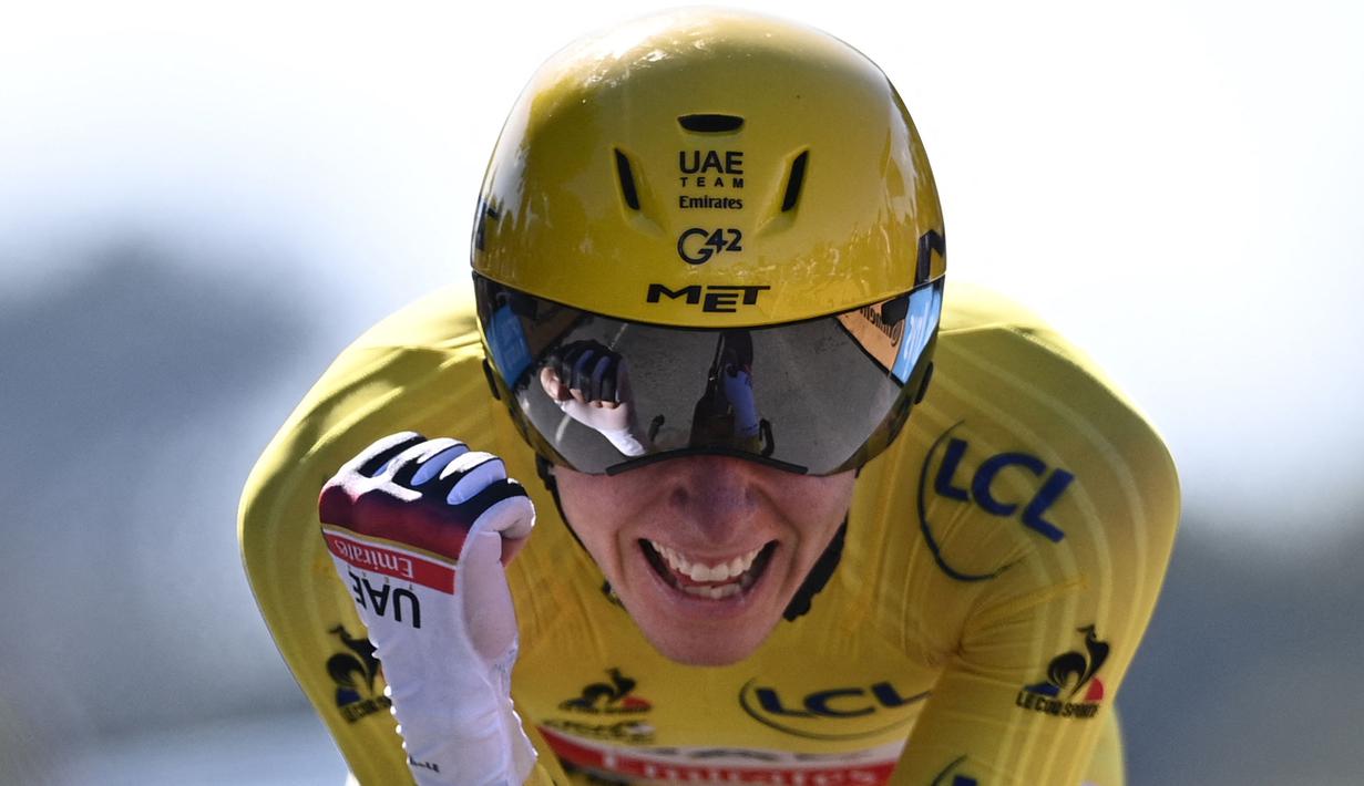 Kemenangan kedua Tadej Pogacar di Tour de France kali ini mengantarkannya pada posisi kedua peringkat dunia balap sepeda UCI, di bawah pembalap Jumbo Visma sekaligus rekan senegaranya, Primoz Rogli. (Foto: AFP/Anne-Christine Poujoulat)