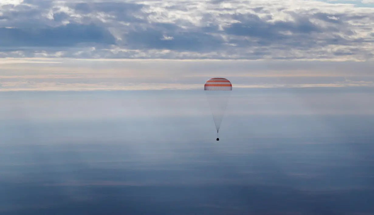 Kapsul Soyuz MS yang membawa awak International Space Station (ISS) yang terdiri astronot AS Kate Rubins, kosmonot Rusia Anatoly Ivanishin, dan astronot Jepang Takuya Onishi melakukan pendaratan parasut di Kazakhstan (30/10). (Reuters/Dmitri Lovetsky)
