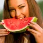 Selain rendah kalori, buah semangka juga mengandung lycopene yang bisa mengurangi kanker.