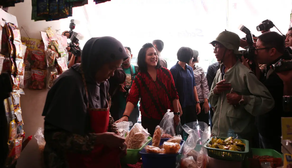 Ibu Iriani memilih barang-barang yang akan dibelinya. (M. Akrom Sukarya/bintang.com)
