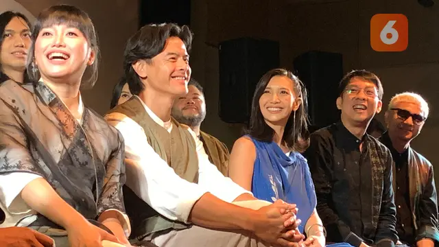 Dion Wiyoko, Sheila Dara dan para film maker saat menghadiri Press Conference film “SORE: Istri Dari Masa Depan” di XXI Plaza Indonesia, Rabu (2/7/2025)