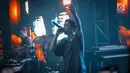 Aksi panggung vokalis band indie pop LANY, Paul Klein dalam konser  tunggal di kawasan SCBD, Jakarta Selatan, Selasa (27/3). Band yang beranggotakan enam personel itu membawakan lima lagu karya mereka. (Liputan6.com/Faizal Fanani)