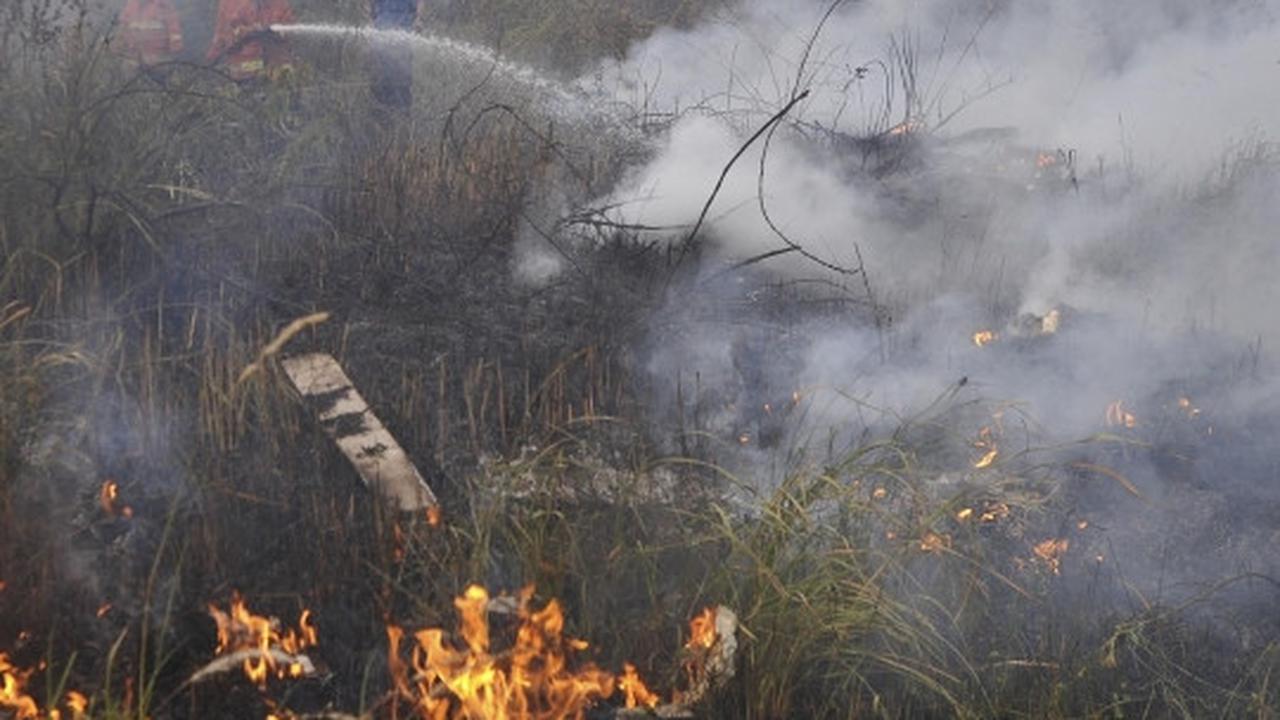 Warga dan petugas bahu-membahu padamkan kebakaran lahan di Tangsel