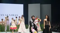 Kezia Warouw tampil kembali menggunakan gaun Kejora rancangan Ivan Gunawan di panggung IFW 2017.