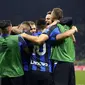 Pemain dan pelatih Inter Milan Simone Inzaghi merayakan kemenangan atas Atalanta pada pekan ke-37 Serie A 2022/2023  di Stadio Giuseppe Meazza, Minggu (28/5/2023). (AP Photo/Antonio Calanni)