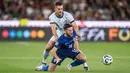 Kedua timnas bermain sengit. Portugal dan Krosia sama-sama saling serang dan beberapa kali berhasil membuka peluang mencetak gol. (Patricia DE MELO MOREIRA/AFP)