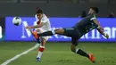 Bek Peru, Aldo Corzo mengumpan bola dari kawalan penyerang Argentina, Nicolás González pada pertandingan kualifikasi Piala Dunia 2022 di Lima, Peru, Selasa (17/11/2020). Argentina menang 2-0 atas Peru. (Daniel Apuy, Pool via AP)