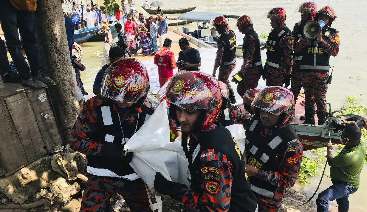 Petugas pemadam kebakaran membawa jenazah korban kecelakaan kapal feri di Sungai Buriganga, Dhaka, Bangladesh, Senin (29/6/2020). Puluhan orang hingga kini masih dinyatakan hilang. (AP Photo/Al-emrun Garjon)