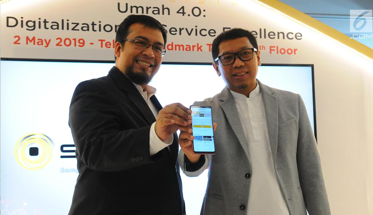 CEO PT Safar Anugerah Indonesia Andang Sentanu (kiri) bersama Digital Consumer Director PT Metranet Setyo Budianto menunjukkan aplikasi Safar saat soft launching di Jakarta, Kamis (2/5/2019). Safar merupakan aplikasi marketplace untuk merencanakan perjalanan umrah. (Liputan6.com/Angga Yuniar)