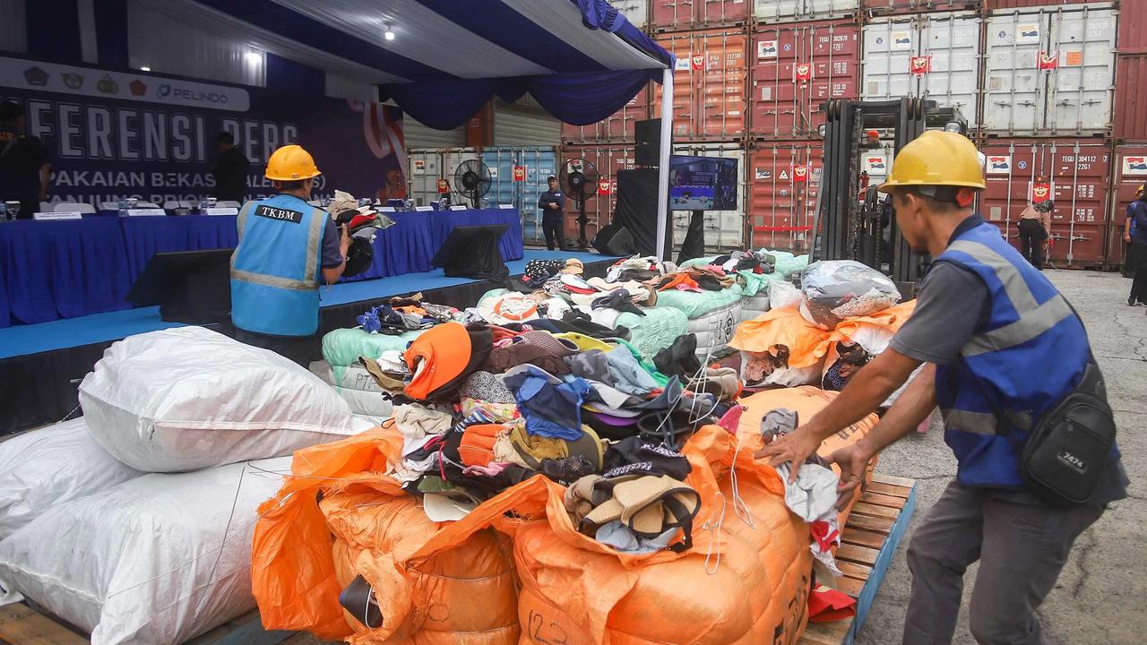 FOTO: Pakaian Bekas Ilegal Senilai Rp53 Miliar Disita di Tanjung Priok