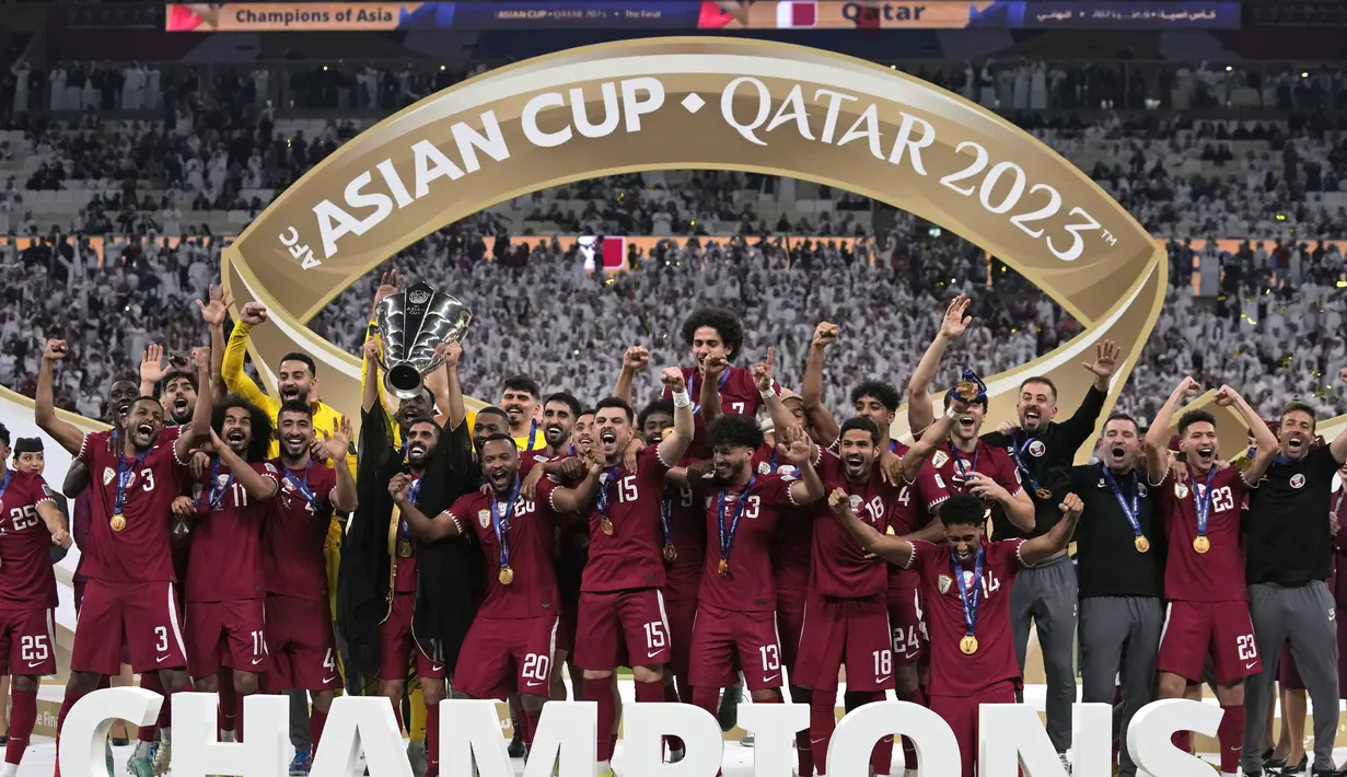 Para pemain Qatar melakukan selebrasi juara Piala Asia 2023 setelah menaklukkan Yordania di Stadion Lusail, Sabtu (10/2/2024). Berkat kesuksesan ini, Qatar pun berhak mempertahankan gelar juara mereka usai sebelumnya berjaya di edisi 2019 yang digelar di Uni Emirat Arab. (AP Photo/Hussein Sayed)