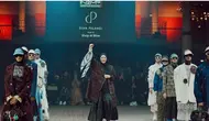 Dian Pelangi acungkan tangannya yang diikat keffiyeh saat show IN2MF Paris, 7 September 2024. (dok. Instagram @dianpelangi/https://www.instagram.com/p/C_vFV0xS4Ud/?hl=en&img_index=1/Dinny Mutiah)