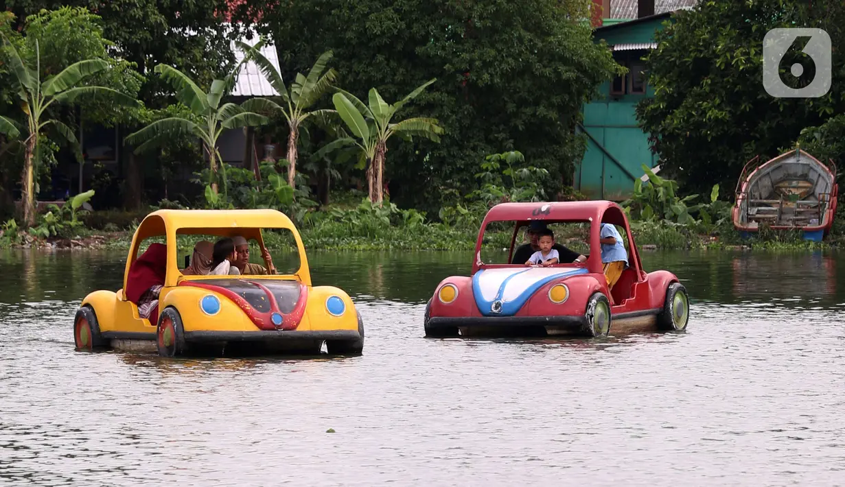 Warga menikmati wahana air di Danau Cipondoh, Kota Tangerang, Banten, Rabu (20/10/2021). Banyak warga memanfaatkan hari libur Maulid Nabi untuk berwisata bersama keluarga di kawasan tersebut sebagai alternatif wisata di tengah kota. (Liputan6.com/Angga Yuniar)