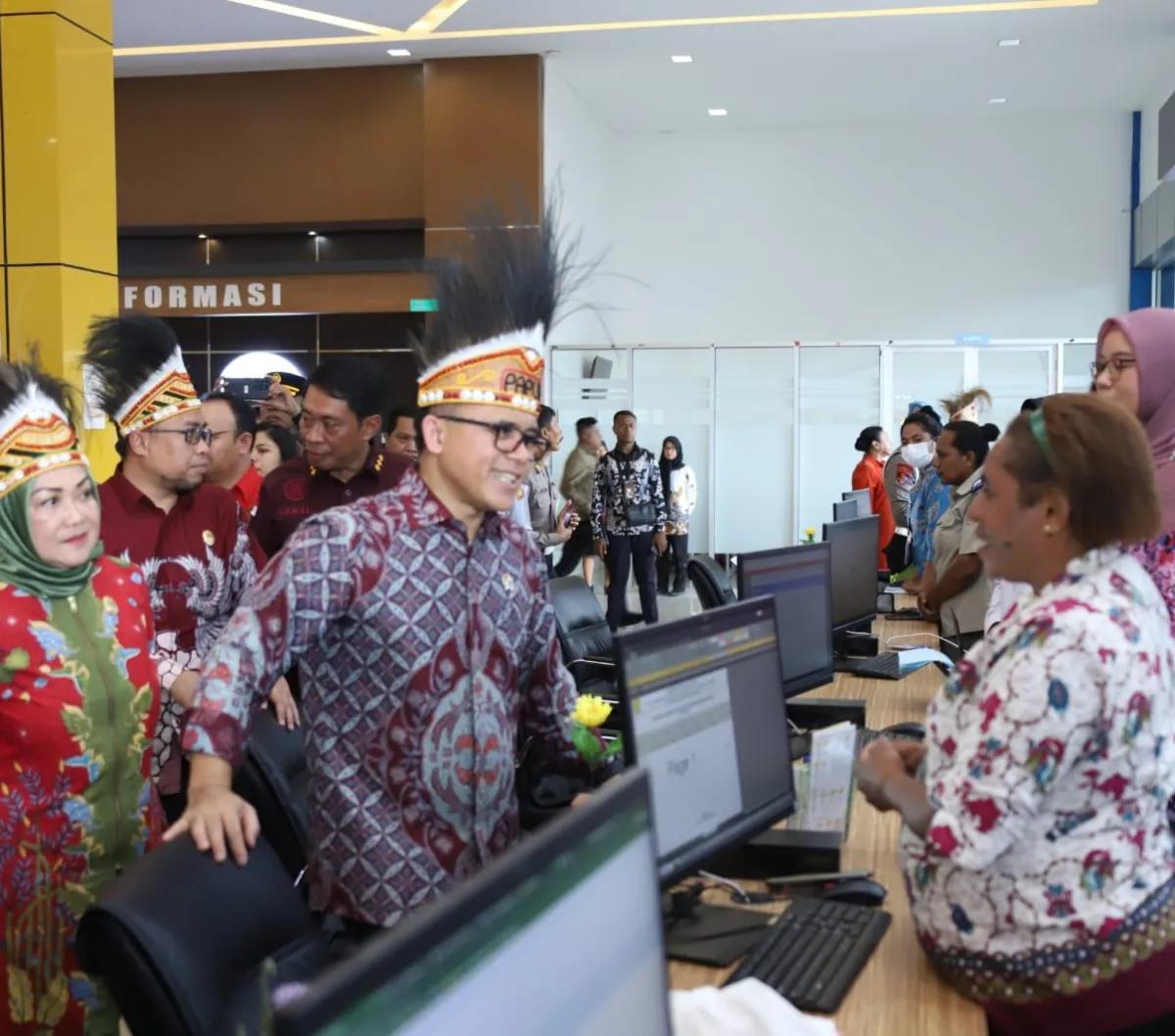 Anas menjelaskan, UU ASN menjadi tonggak penting dalam mewujudkan birokrasi berkelas dunia. Penerapan aturan ini akan dijalankan bersama Kementerian PAN-RB dengan para instansi paguyuban.<br>