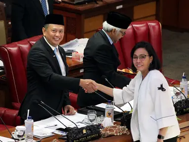 Menkeu Sri Mulyani meyerahkan pandangan akhir pemerintah soal RUU APBN 2019 beserta Nota Keuangan kepada Ketua DPR Bambang Soesatyo usai dibacakan pada Rapat Paripurna DPR di Jakarta, Rabu (31/10). (Liputan6.com/JohanTallo)