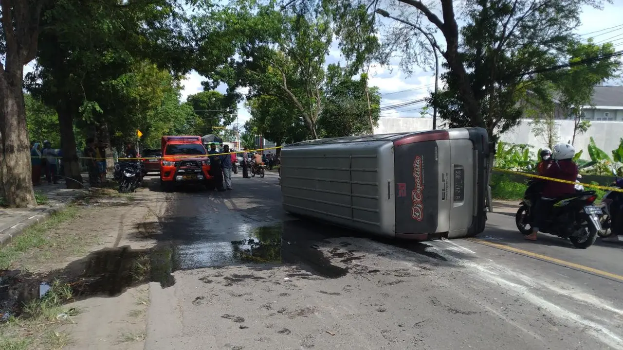 Mobil Pengangkut Solar Ilegal Terguling