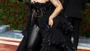 <p>Penampilan Nicki Minaj di Met Gala 2022 sukses menjadi sorotan. Dia mengenakan busana dari Burberry dengan topi kulit hitam dan permata hitam bertebaran di seluruh decolletage-nya. (Instagram/metgalaofficial).</p>