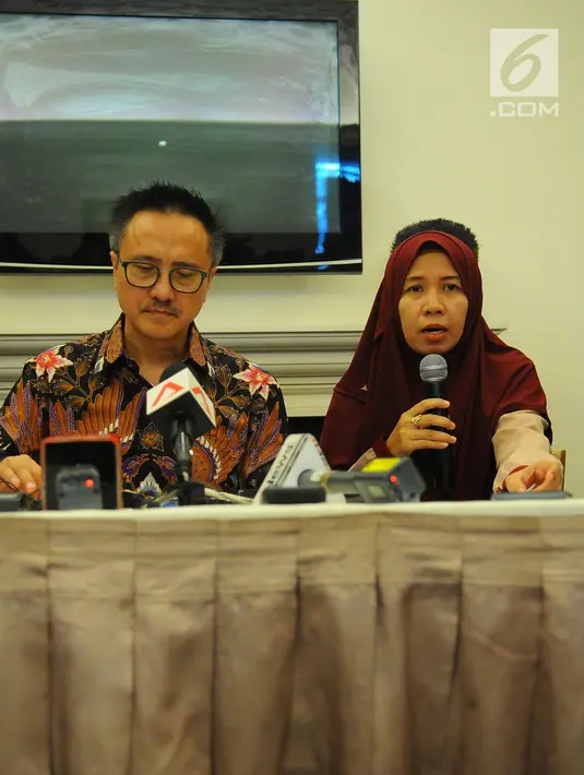 Keluarga korban tragedi pesawat Lion Air JT-610 Merdian Agustin (kanan) saat konferensi pers di Jakarta, Senin (8/4). Keluarga korban kecelakaan pesawat Lion Air JT-610 terus menuntut untuk mendapat kepastian pembayaran hak ganti rugi dari pihak maskapai.  (Liputan6.com/Angga Yuniar)