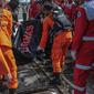 Petugas Basarnas membawa kantung jenazah terkait jatuhnya pesawat Lion Air JT 610 di Posko Evakuasi, Tanjung Priok, Jakarta, Senin (29/10). Pesawat teregistrasi dengan PK-LQP dan berjenis Boeing 737 MAX 8. (Liputan6.com/Faizal Fanani)