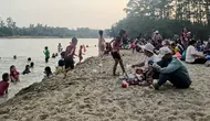 Kemarau Ubah Sungai Way Kanan Jadi 'Pantai' Dadakan