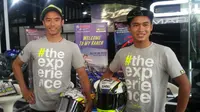 Galang Hendra Pratama (kiri) dan Imanuel Putra Pratna bakal menggeber motor buatan Indonesia di VR46 Masters Camp di bawah bimbingan Valentino Rossi. (Bola.com/Yus Mei Sawitri)
