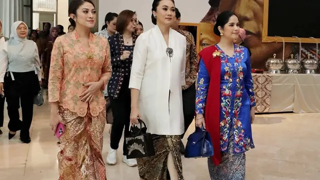Pesona Annisa Pohan Berkebaya Biru Floral di Hari Kartini, Pancarkan Aura Kembang Desa yang Elegan