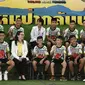 12 anak laki-laki dan pelatih sepak bola mereka, yang diselamatkan dari gua banjir di Thailand tampil ke muka publik untuk pertama kalinya di Chiang Rai, Rabu (18/7). Mereka memasuki ruang konferensi pers dengan memakai seragam. (LILLIAN SUWANRUMPHA /AFP)