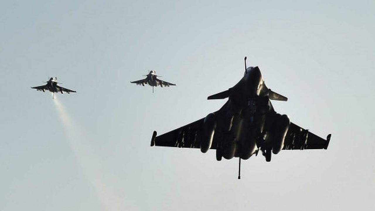 Prancis luncurkan serangan pertama ke ISIS dari kapal induk