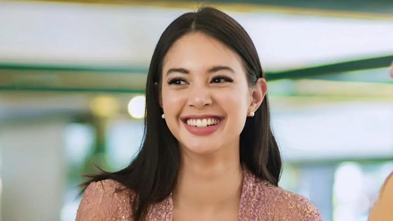 6 Penampilan Ayu Aurelie Moeremans Berkebaya di Pernikahan Anak Pesepakbola Christian Gonzales