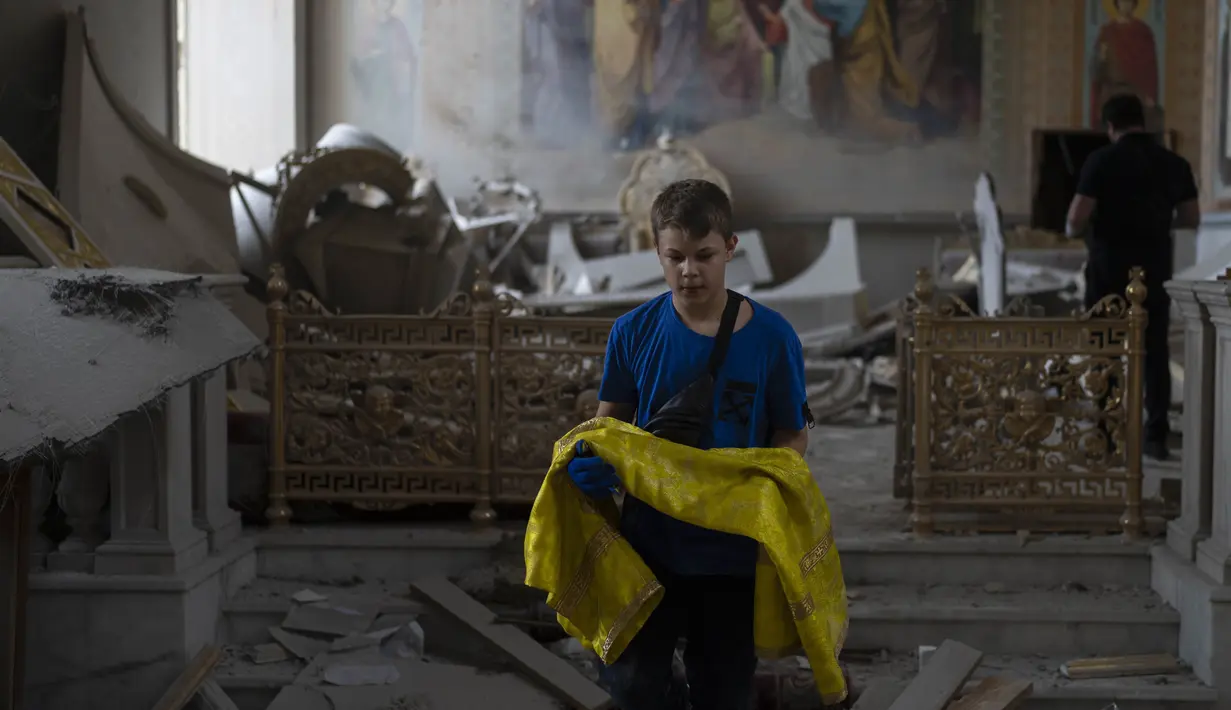 Serangan tersebut menewaskan sedikitnya satu orang dan melukai beberapa orang lainnya, kata para pejabat Ukraina, yang merupakan serangan terbaru dalam gelombang serangan di Odesa. (AP Photo/Jae C. Hong)