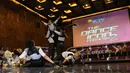 Salah satu Dance Crew menunjukkan bakat pada jumpa pres The Dance Icon Indonesia 2 di SCTV Tower, Jakarta, Rabu (2/3/2016). Sebanyak 16 Dance Crew akan kembali bersaing di The Dance Icon Indonesia 2. (Liputan6.com/Herman Zakharia)