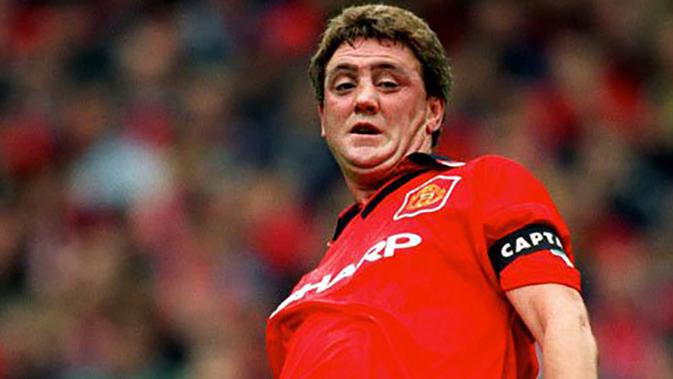 2. Steve Bruce (1992-1996), bek tengah asal Inggris ini merupakan kapten pengganti dari Robson. Dirinya berhasil memberikan MU gelar double winner (Liga Inggris dan Piala FA) pada musim 1993/1994). (www.strettynews.com)