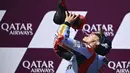 Pembalap Gresini Racing, Marc Marquez melakukan selebrasi dengan meminum air dari sepatunya setelah memenangkan balapan MotoGP Australia 2024 yang berlangsung di Sirkuit Phillip Island, Australia, Minggu (20/10/2024). (AP Photo/AAP Image/Joel Carrett)
