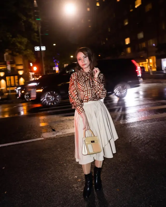 6. Rok Midi Beige dan Atasan Motif Macan, Paduan Kasual Chic di Kota New York
