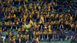 Suporter Bhayangkara Surabaya United saat menyaksikan timnya berlaga pada Torabika SC 2016 di Stadion Gelora Delta Sidoarjo, Sabtu (11/6/2016). (Bola.com/Nicklas Hanoatubun)
