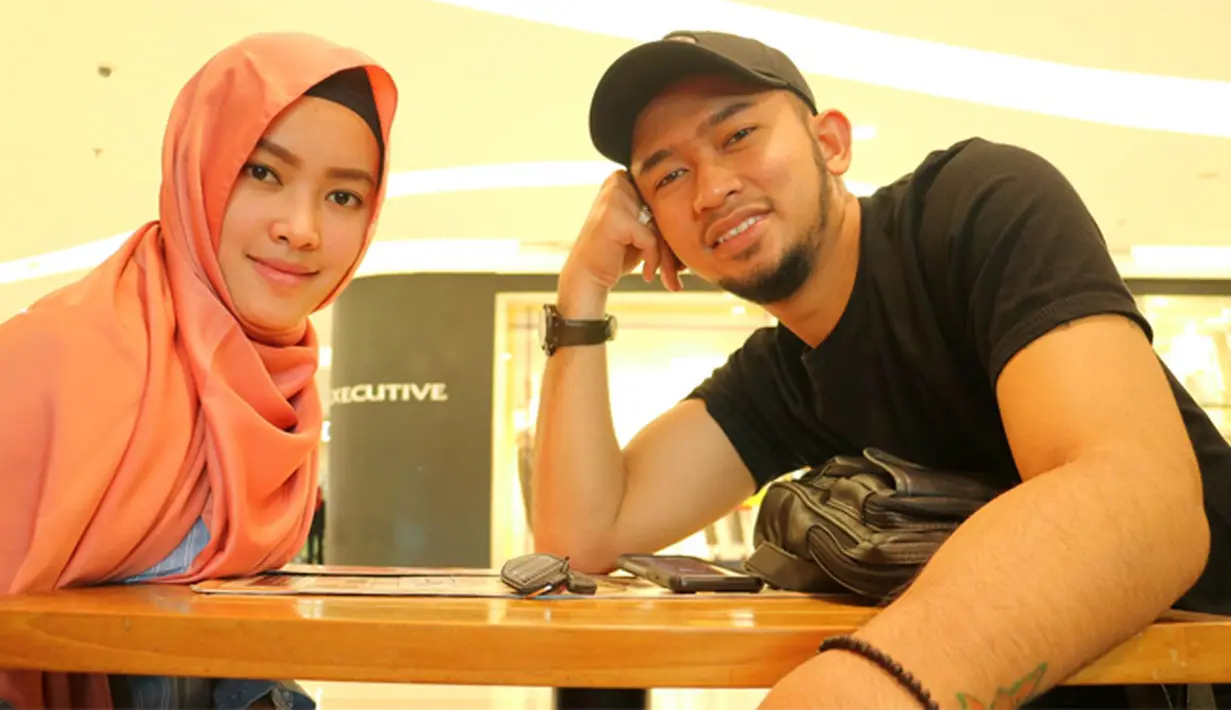 Pertemuan di lokasi syuting film Hijrah Cinta, yang menggambarkan perjalanan mendiang uztas Jefri Albuchori itu berlanjut menjadi teman sharing hingga menjadi suami istri. (dok. Pribadi)