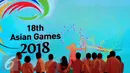 Menpora, Imam Nahrawi bersama pihak terkait menatap logo Asian Games ke-18 yang diluncurkan pada perayaan Hari Olahraga Nasional ke-32 di Istora Senayan Jakarta, Rabu (9/9/2015). (Liputan6.com/Helmi Fithriansyah) 
